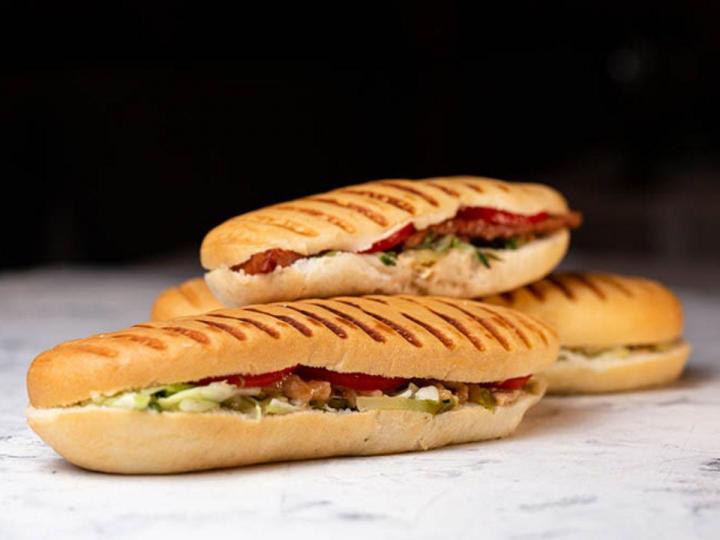 Des paninos et des salades avec des ingrédients frais et de qualité.